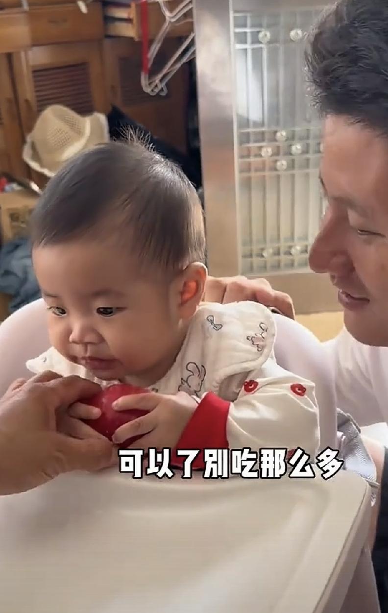 [呲牙][呲牙]看看沈佳宁小妹妹会感到快乐[飞吻][飞吻]。
小妹妹吃苹果好可爱