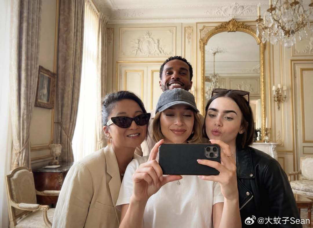 Lily collins莉莉柯林斯和Ashley Park还有Lucien La