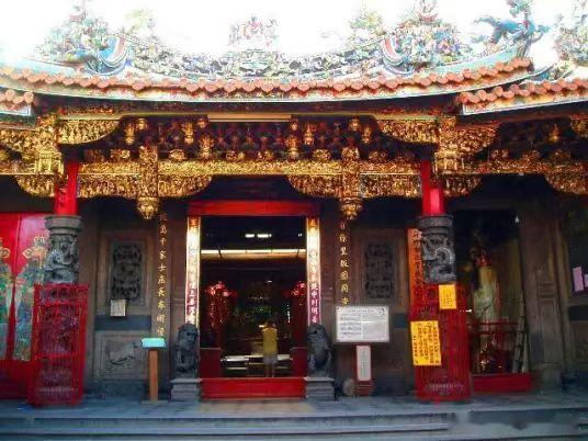 农历八月十六并不是新竹都城隍爷的圣诞日。根据现有资料，新竹都城隍公爷的圣诞是在农