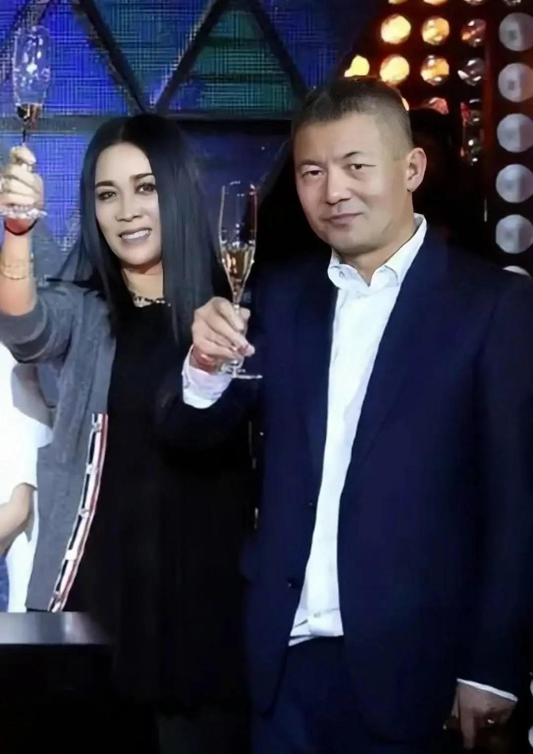 那英老公回应来了！
这速度真的可以。
刚被八卦媒体曝疑似出轨，热搜还没下来。
孟