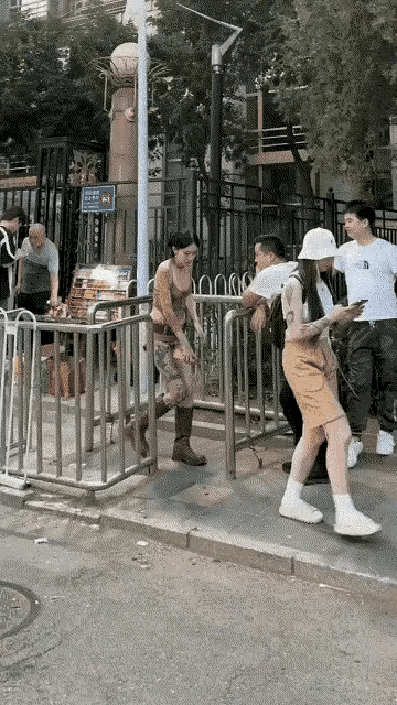 瞧瞧这几个老爷们，看见美女走过来，直勾勾盯着人家看，尤其是那个穿白体恤的，盯得美