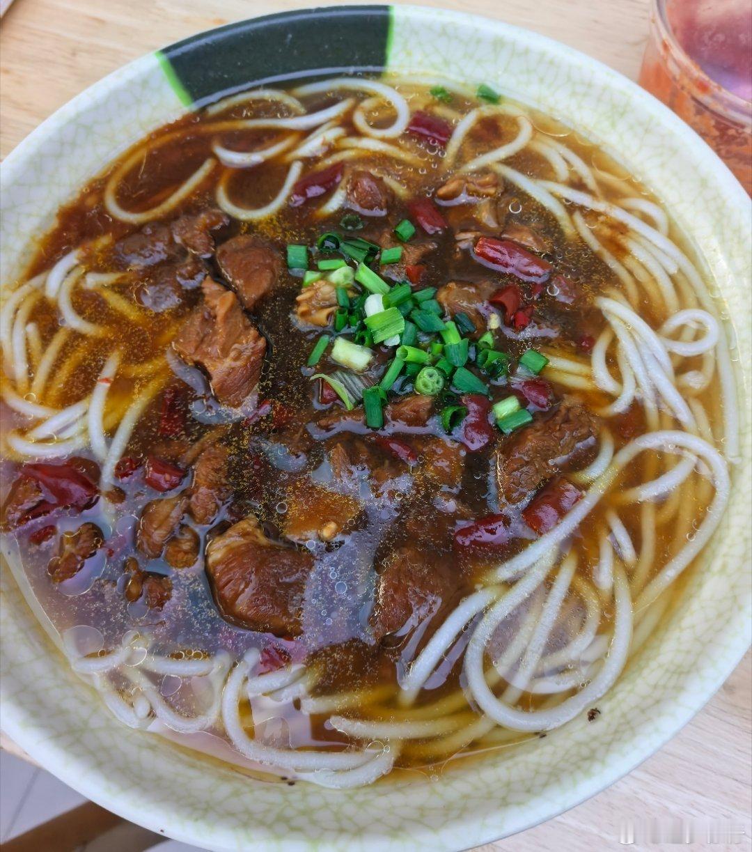 美好的一天，从早餐开始第一次见这么大碗的豆浆[哈哈][哈哈] ​​​