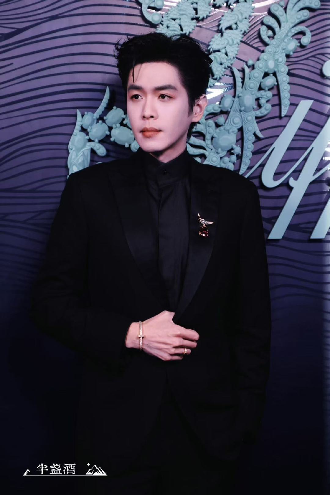 张若昀红宝石胸针张若昀Tiffany活动生图我勒个豆 张若昀别太帅了！[流鼻血]