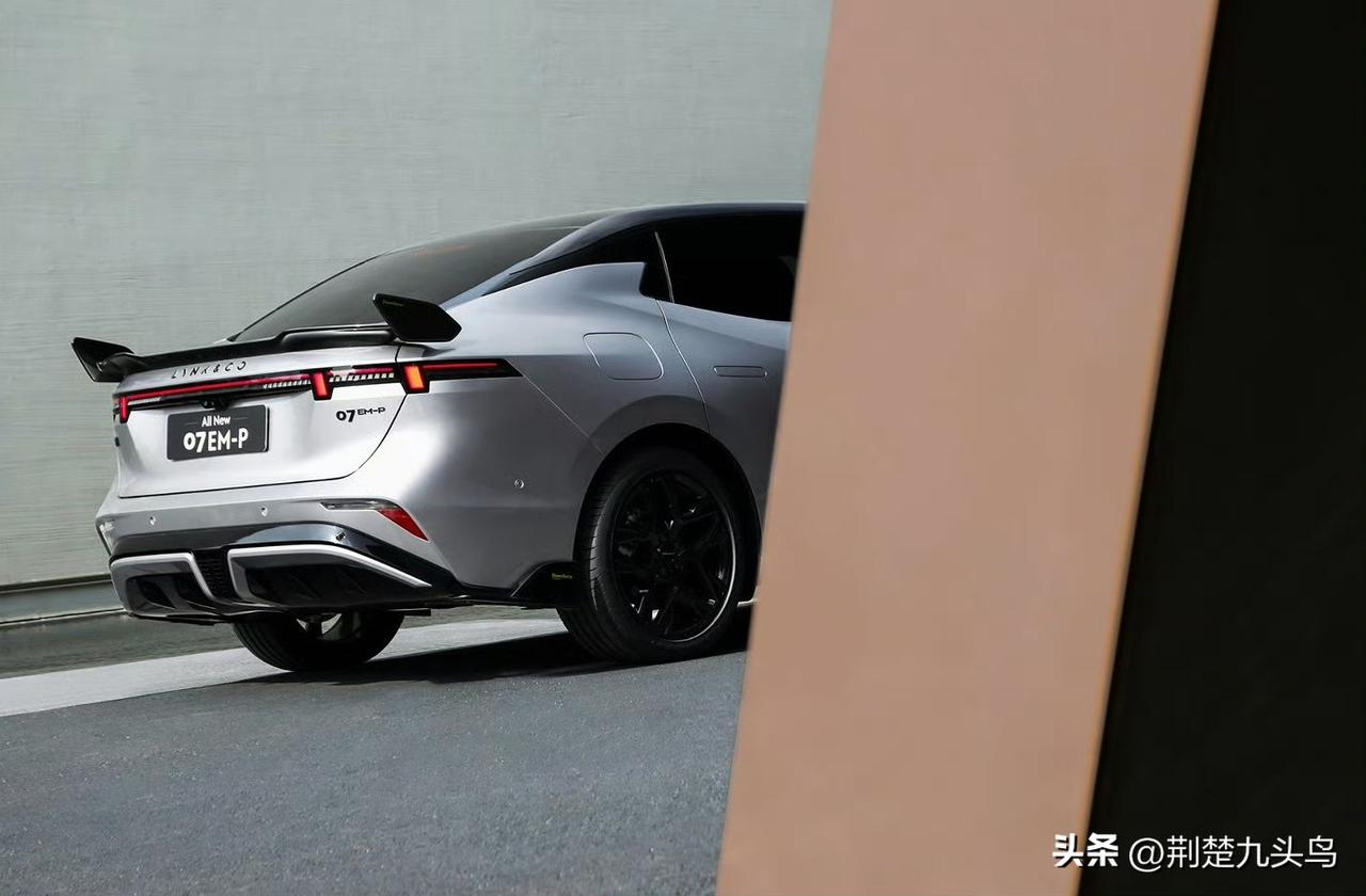 都市出行颜值天花板，我的评价是”夯爆了“！全新领克07EM-P碳纤维尾翼版，鎏光