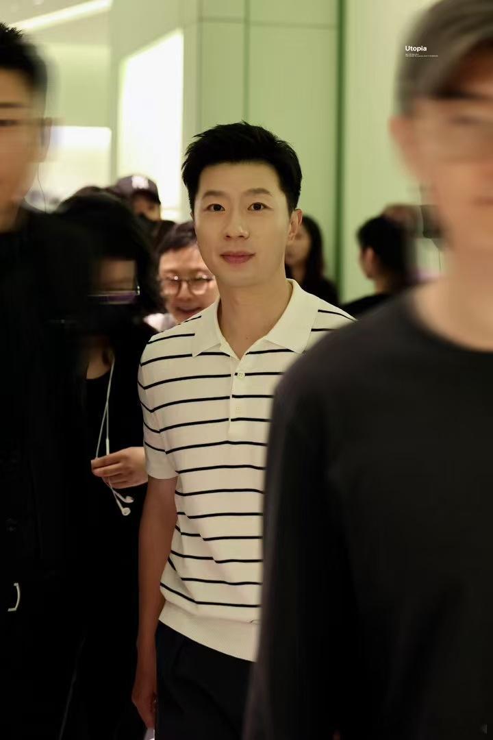 马龙条纹polo衫造型马龙深圳活动简简单单一件polo衫，穿出了不一样的风范，镜