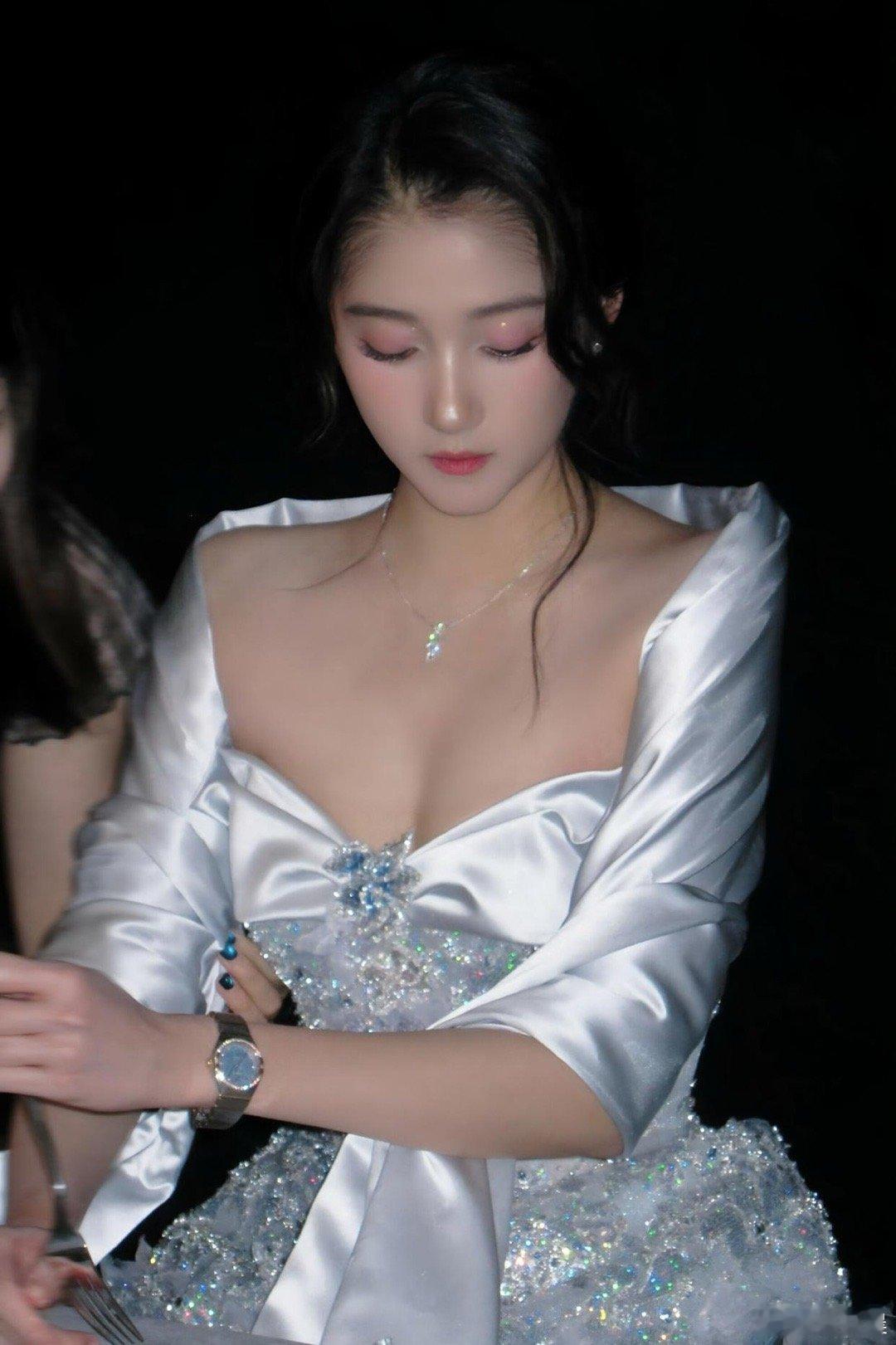 关晓彤一袭抹胸礼裙优雅亮相，女人味愈发浓郁，温柔又惊艳，越看越让人心动。 