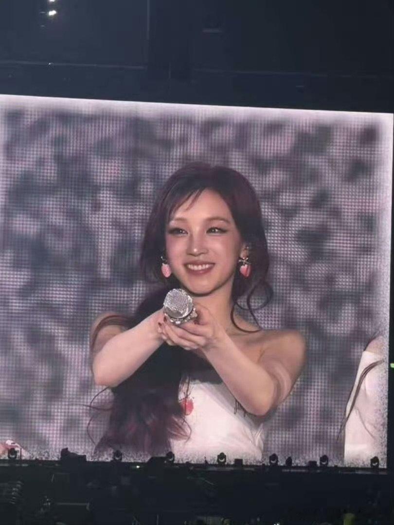 李昀锐拍的宋雨琦李昀锐拍大屏上的宋雨琦 李昀锐拍大屏上的宋雨琦，好美啊 