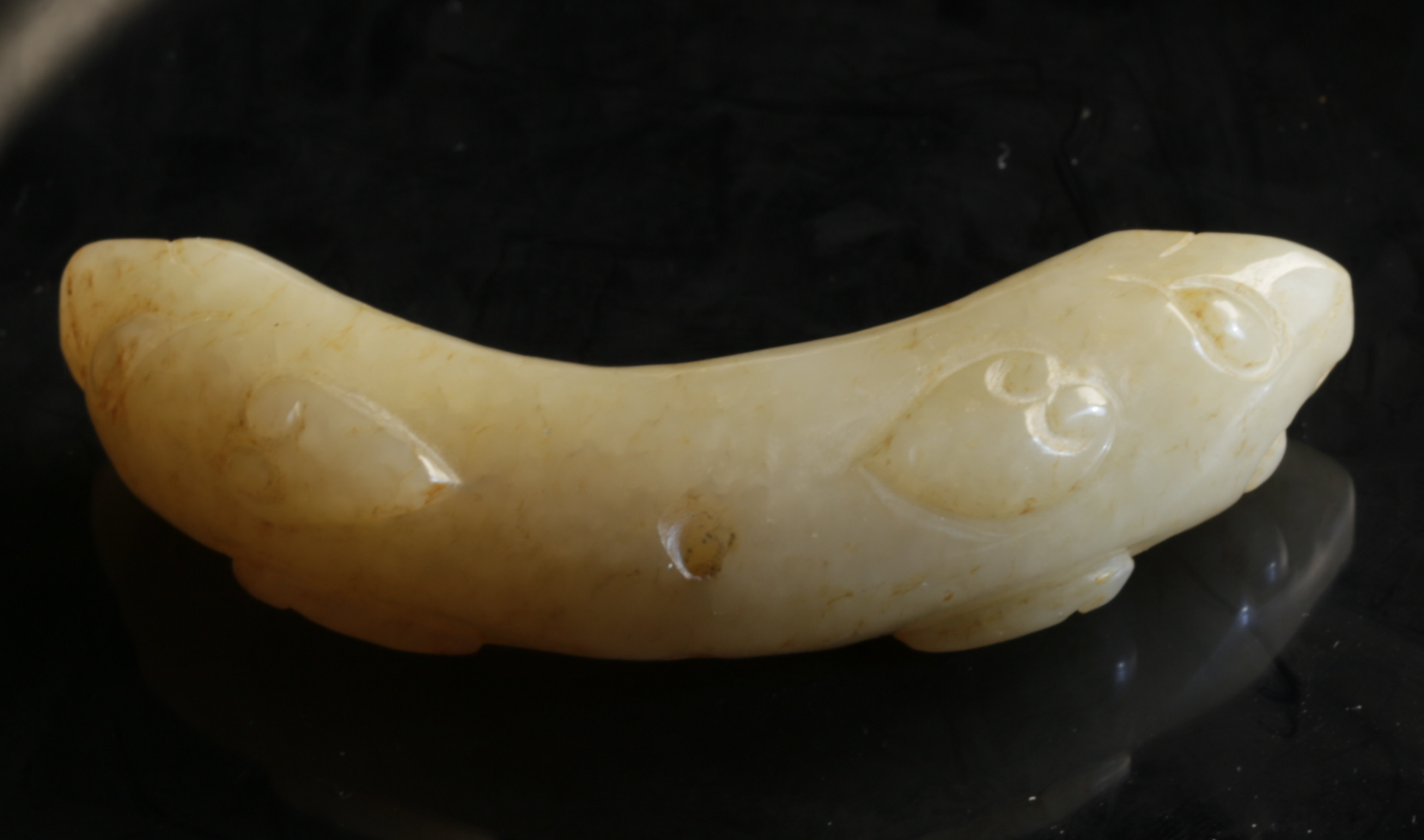 红山文化 . 白玉双头龙玉饰品一个（第2件）尺寸：重76克。长87.7MM，厚2