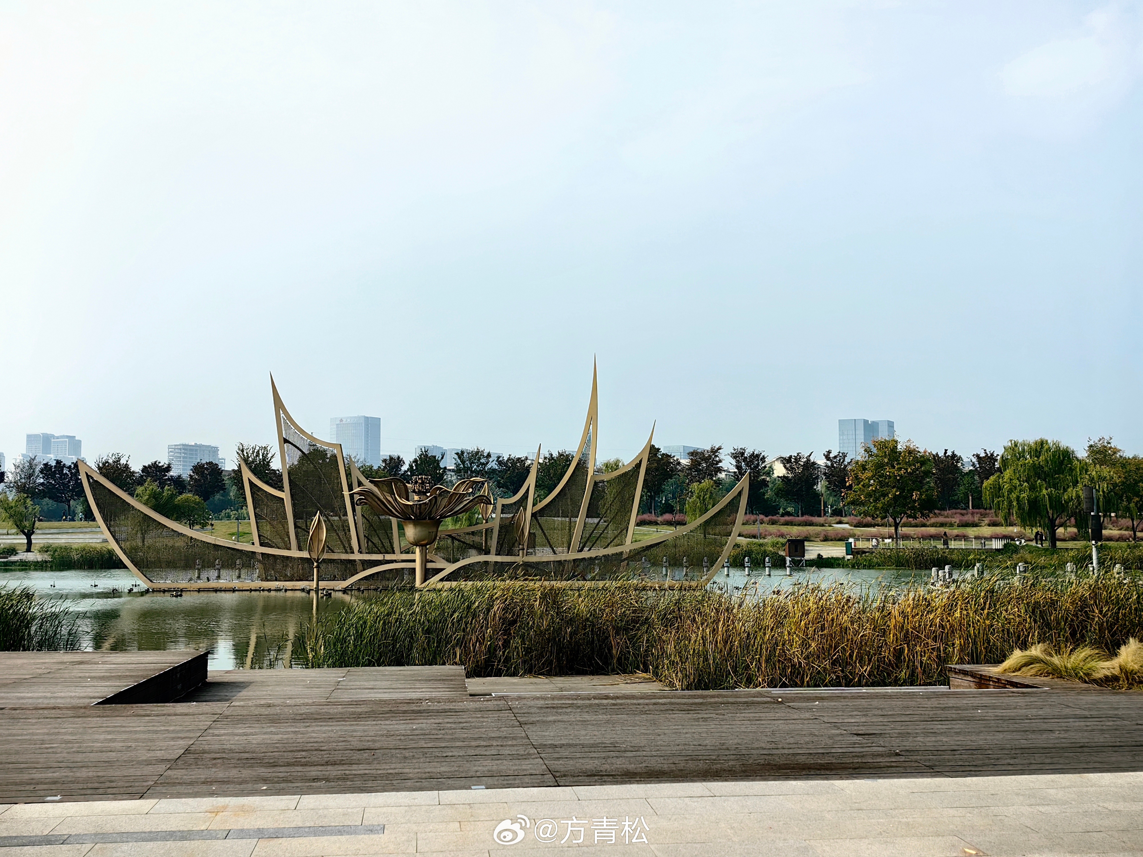 忙里偷闲，杨家圩市民公园广场晒太阳赏景听歌等人。（其实，这11年也不忙了）#南京