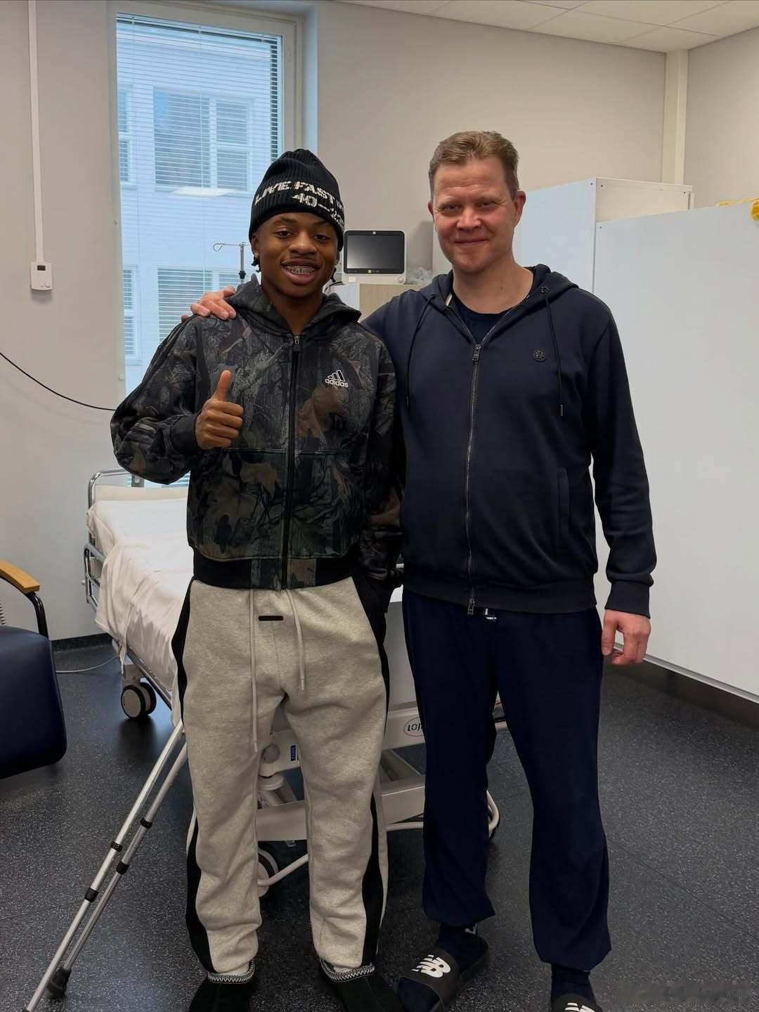 🚨威斯登·邁克在芬蘭由專科醫師拉斯·倫帕伊寧教授成功接受了大腿手術。這位17歲