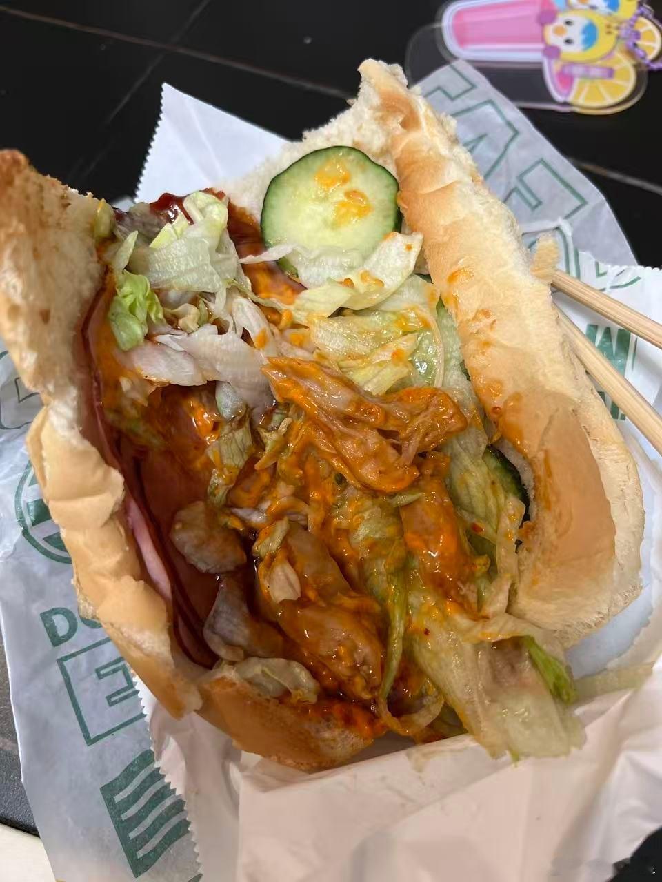 一天吃一个照烧鸡火腿，今天拿出来我就觉得不对劲，打开一看只有两片鸡肉…又整好的不