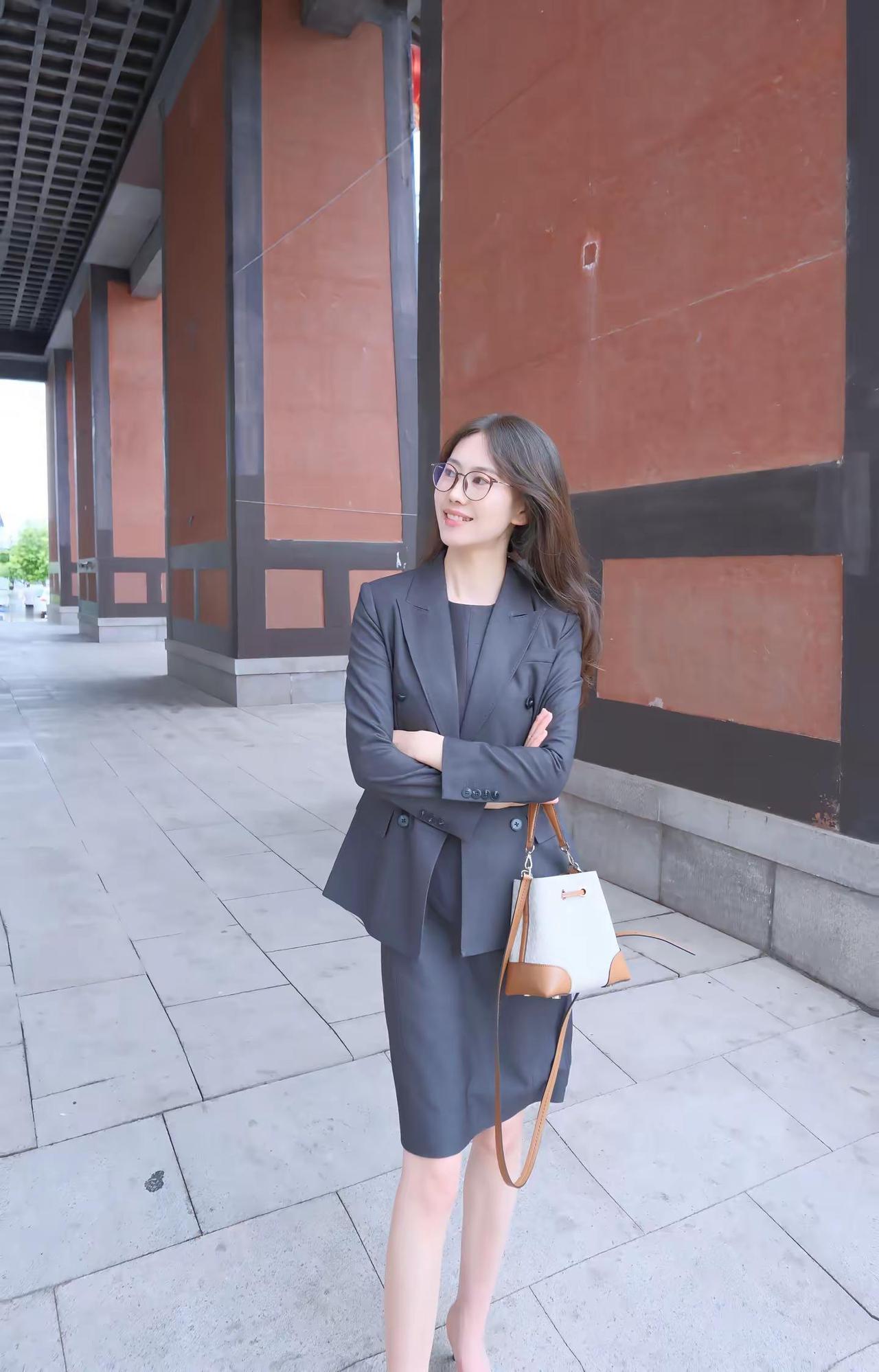 修一身正气净业力 养一脸端庄积福德职场ol穿搭 知性女性穿搭 女性成长