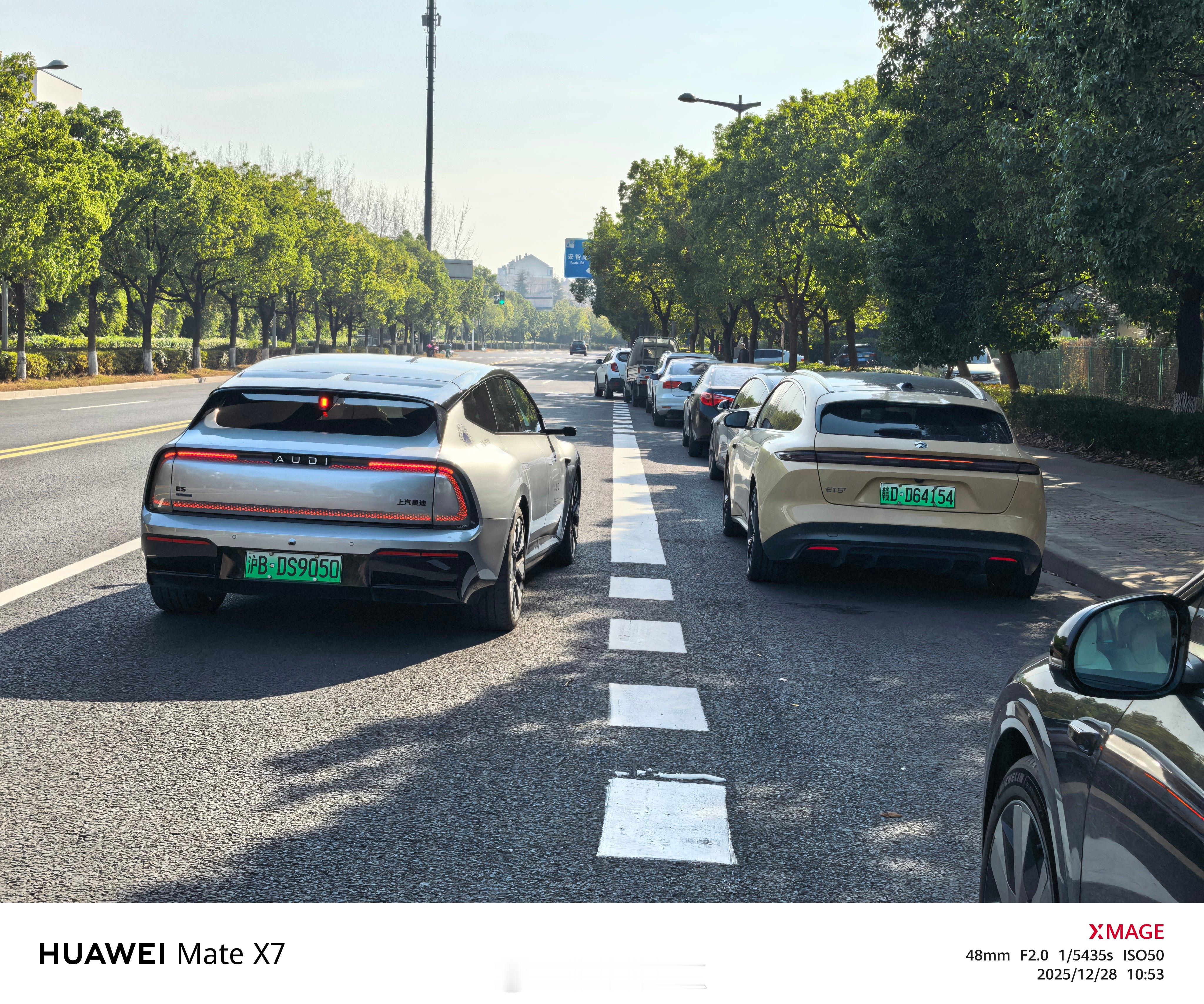 安亭新镇偶遇两辆，姿态有点相似的车。一辆是旅行版，一辆是Sportback，我觉