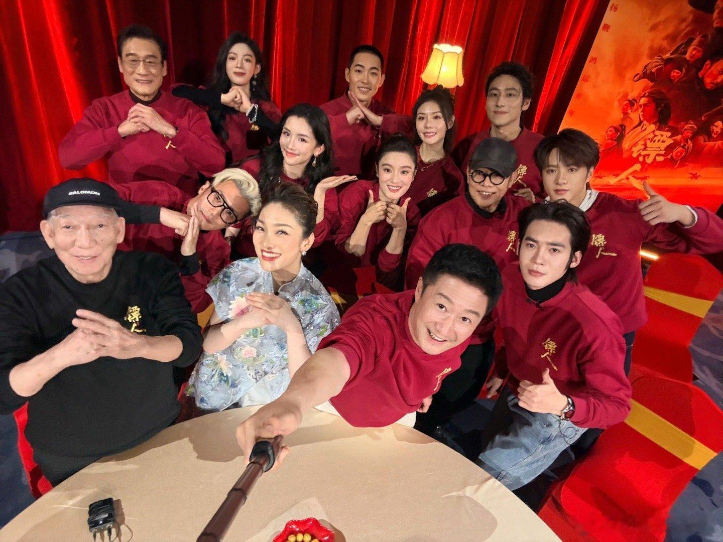 刘耀文两张大合照 