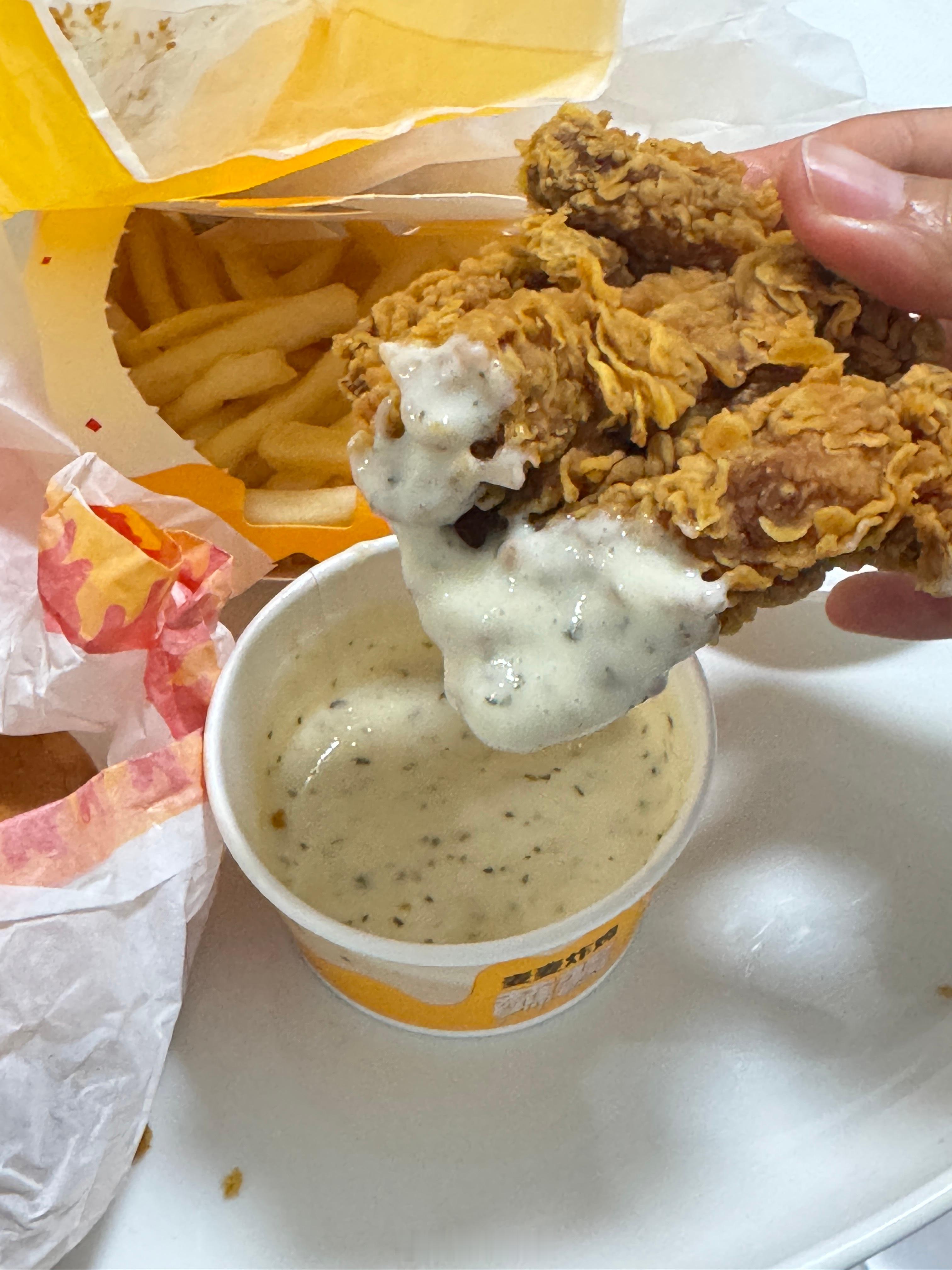 众所周知，游泳不减肥，因为谁能忍住游泳之后排山倒海的食欲呢？ 