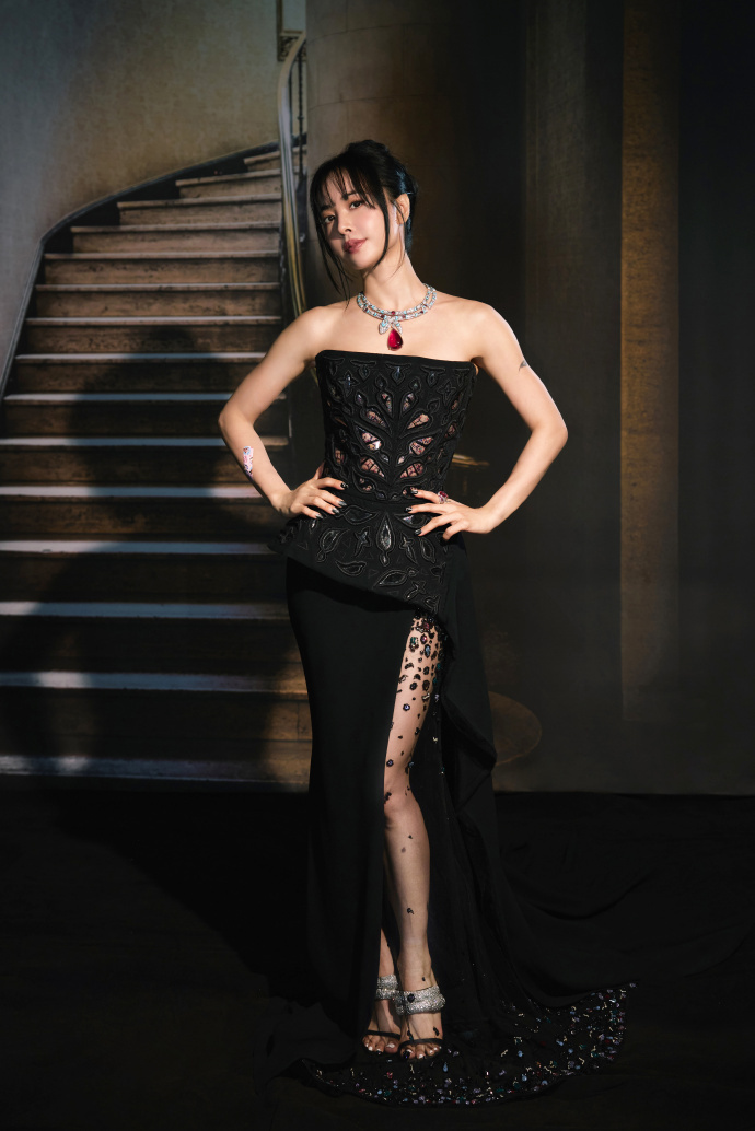 蔡依林灵蛇女王驾到回看宝格丽现场画面，蔡依林灵蛇女王依旧足够惊艳，黑色抹胸礼服冷
