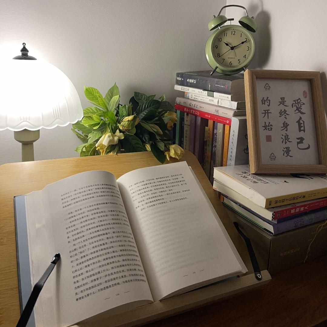 最近朋友圈很有力量的一段话~
读书，世界就在眼前；不读书，眼前便是世界。读书不一
