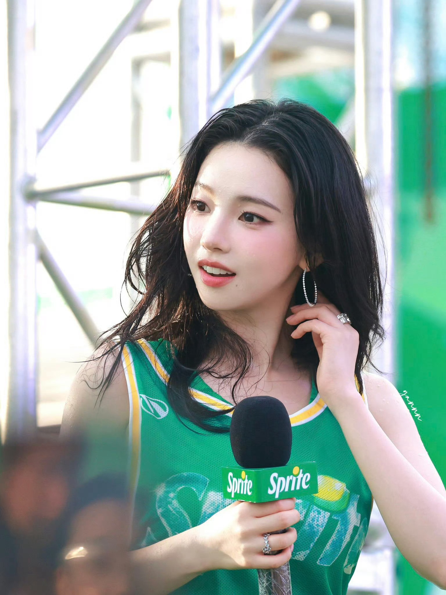 柳智敏waterbomb如冰镇雪碧般的清爽美貌 