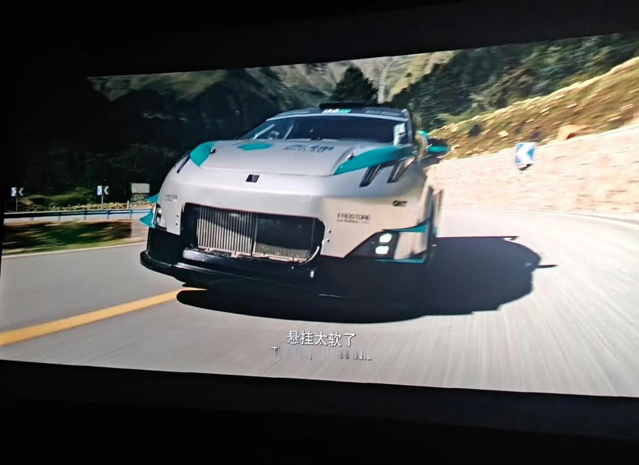 飞驰人生中出现的国产新能源车辆，我觉着还是领克 Z20 这套涂装最帅，也拍出了领