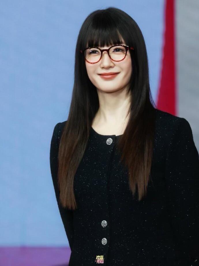 哦莫，这居然是江疏影！怎么突然变风格了，齐刘海+黑长直+黑框眼镜的造型。第一眼完