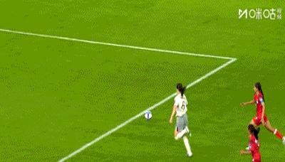 卫冕冠军踢了一支世界排名112位的菜鸟队，赛后评论区的火药味比进球还多。
 
数