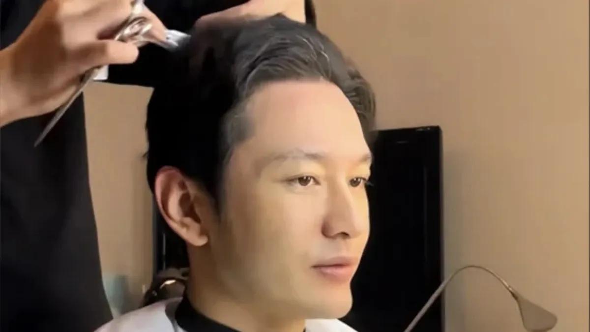 黄晓明以一种坦然且大方的姿态，向公众展示了他的剪发全过程。他那原本浓密茂密的发量