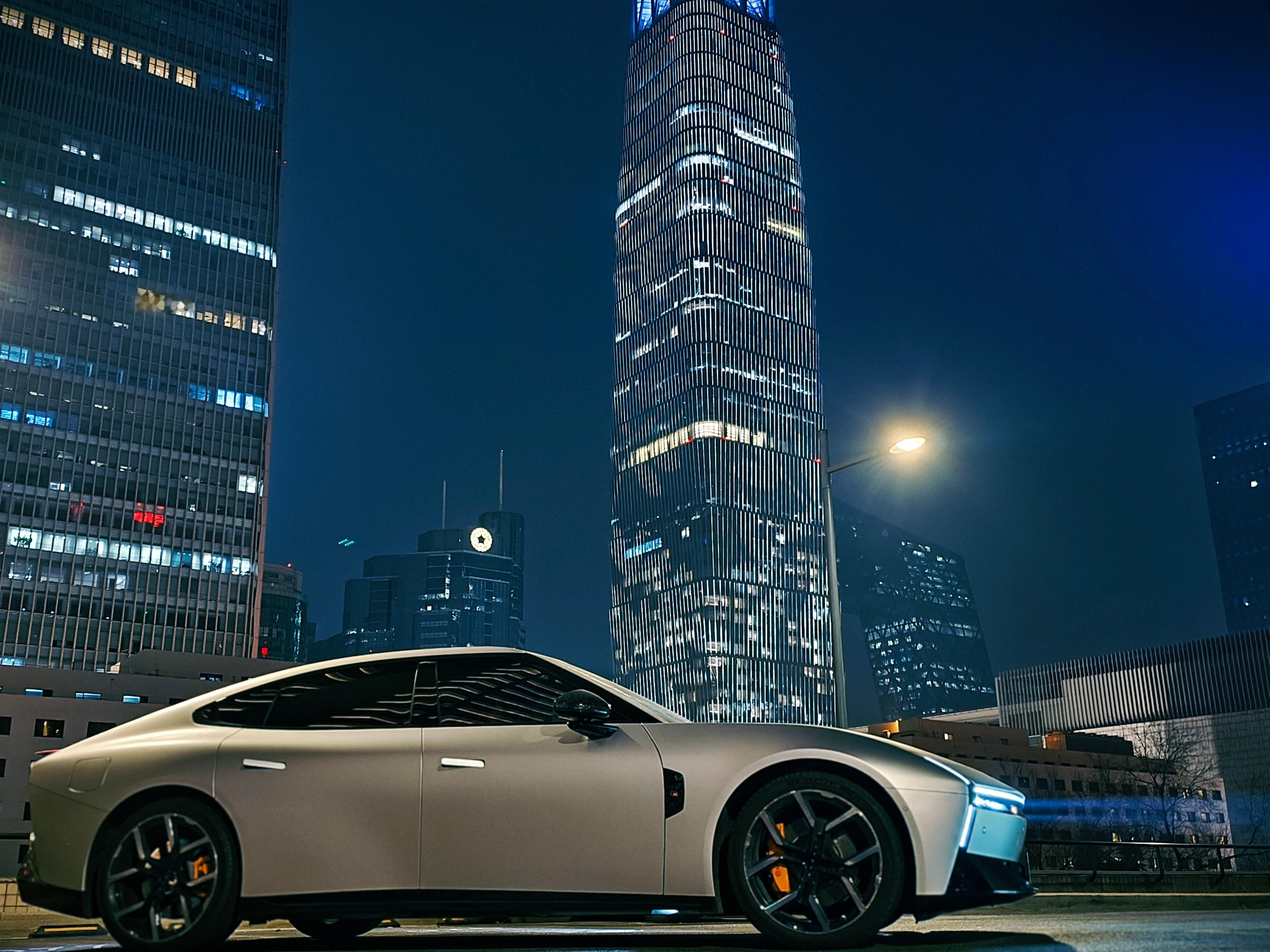 今天所里年会，停在二楼停车场，30块钱一个小时的停车费不白花，给新P7拍两张照片