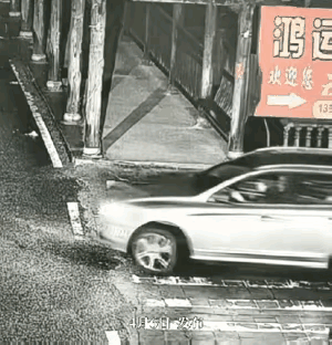 这事吧，透着蹊跷。
原以为是驾驶技术的事，后来看媒体介绍，女司机有十几年驾龄，不