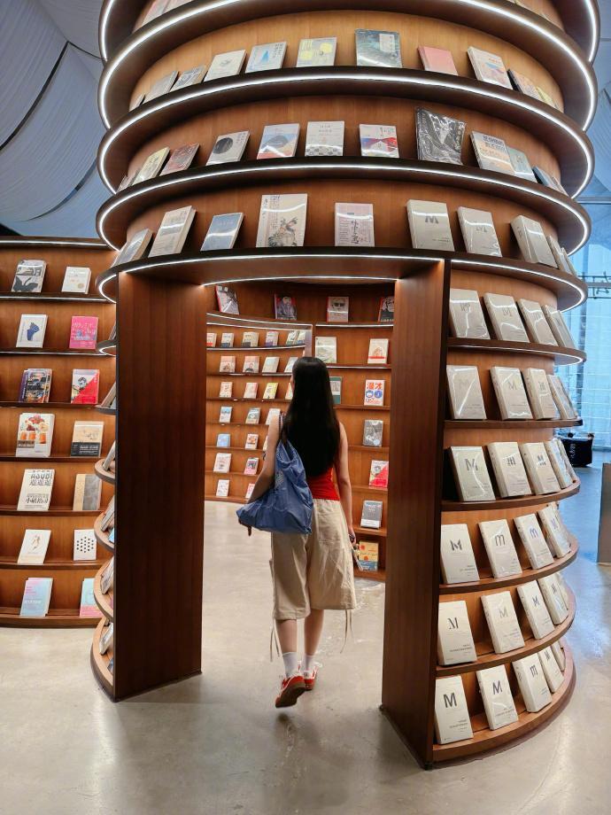 红色吊带背心、优雅纯欲笑容甜美灵动——林允。每日明星美图分享 另外他们之间发生了
