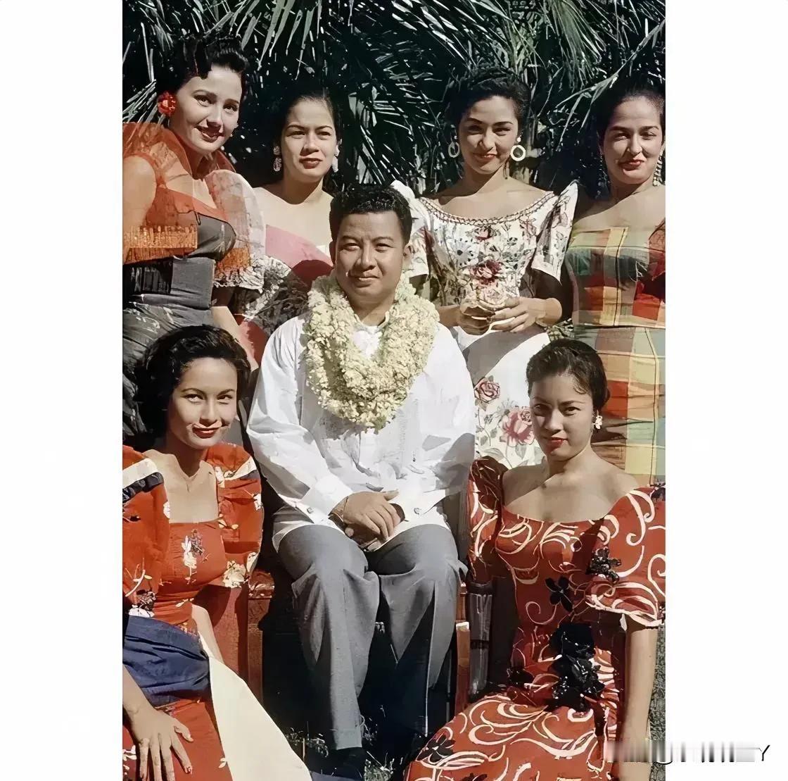 这张照片展现出了上世纪50年代西哈努克与后宫的六名妃子合影，六名妃子个个倾国倾城