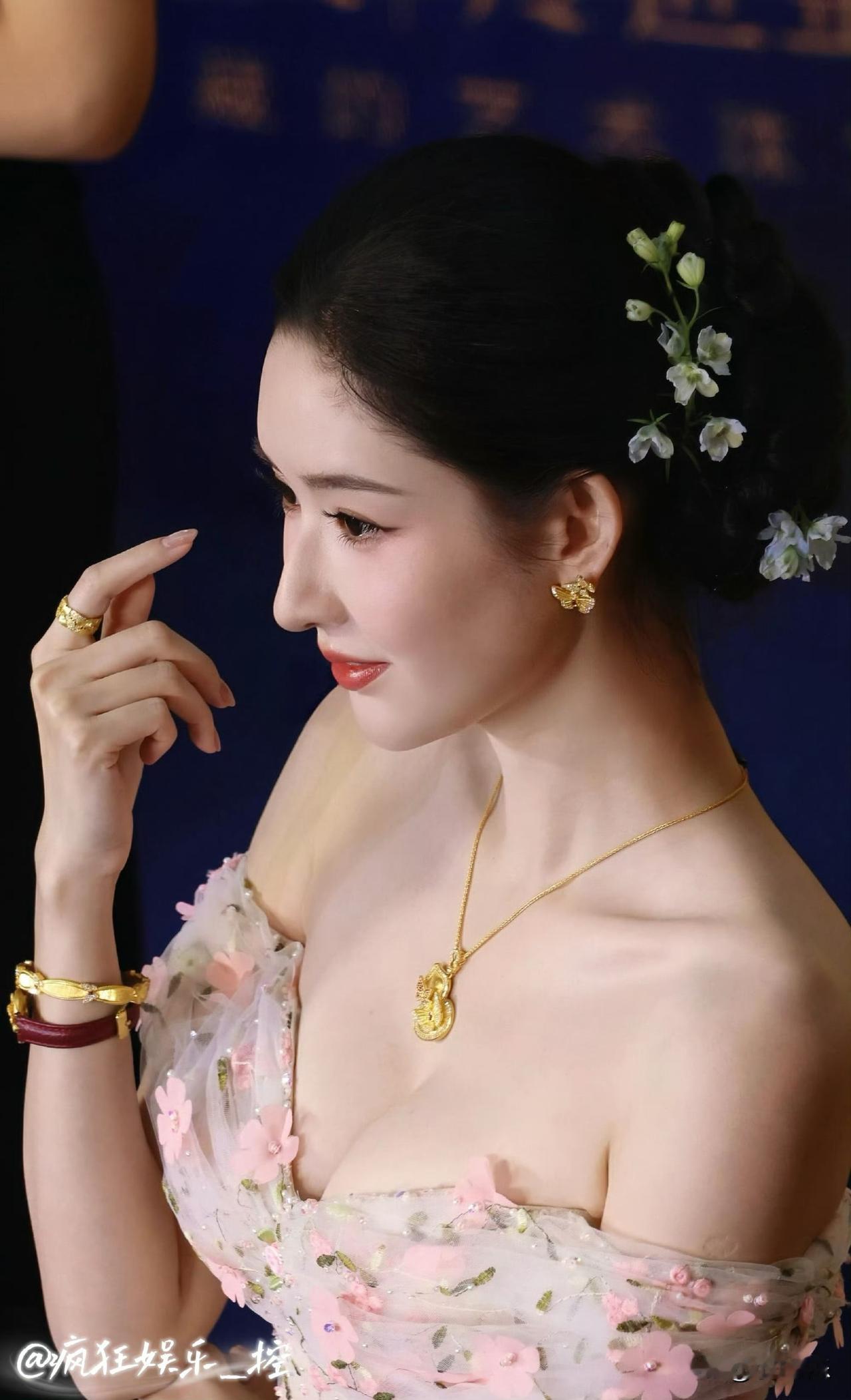 王玉雯的身材真的超级顶！在5℃的现场，她穿紧身薄纱裙，风把纱裙吹得紧贴腿部，毫无