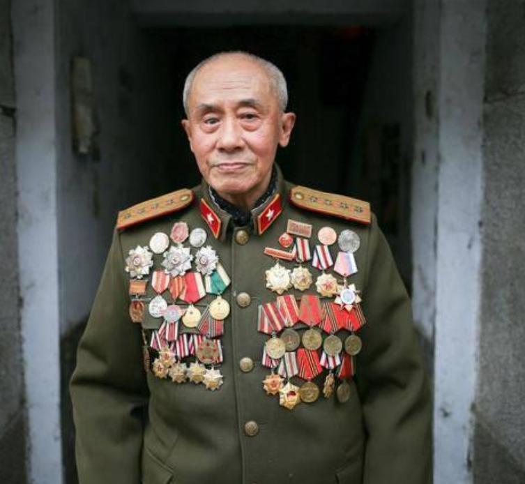 1938年，八路军排长肖万世因手下小战士捅死挑衅的日军俘虏，被上级以驭下无方撤职
