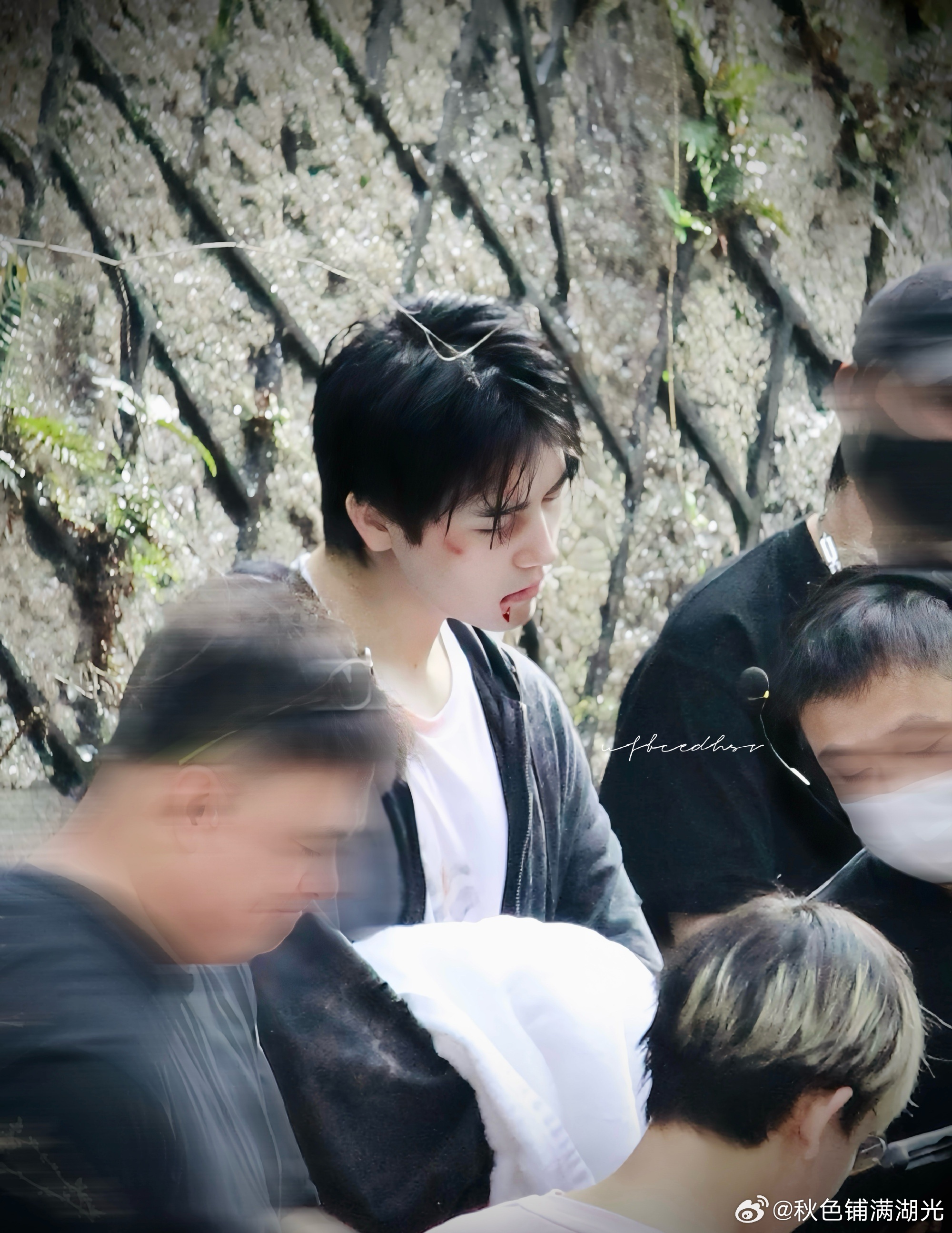 以为陈飞宇挨打了以为陈飞宇被打了 陈飞宇新造型路透，这给化妆师加个鸡腿！也太逼真