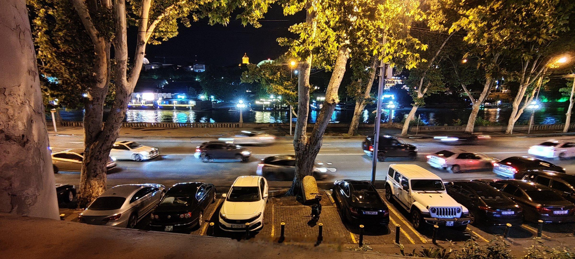 儿子要求体验一下第比利斯夜店，就挑了这家叫 ARTERIA 在谷歌地图归为爵士乐