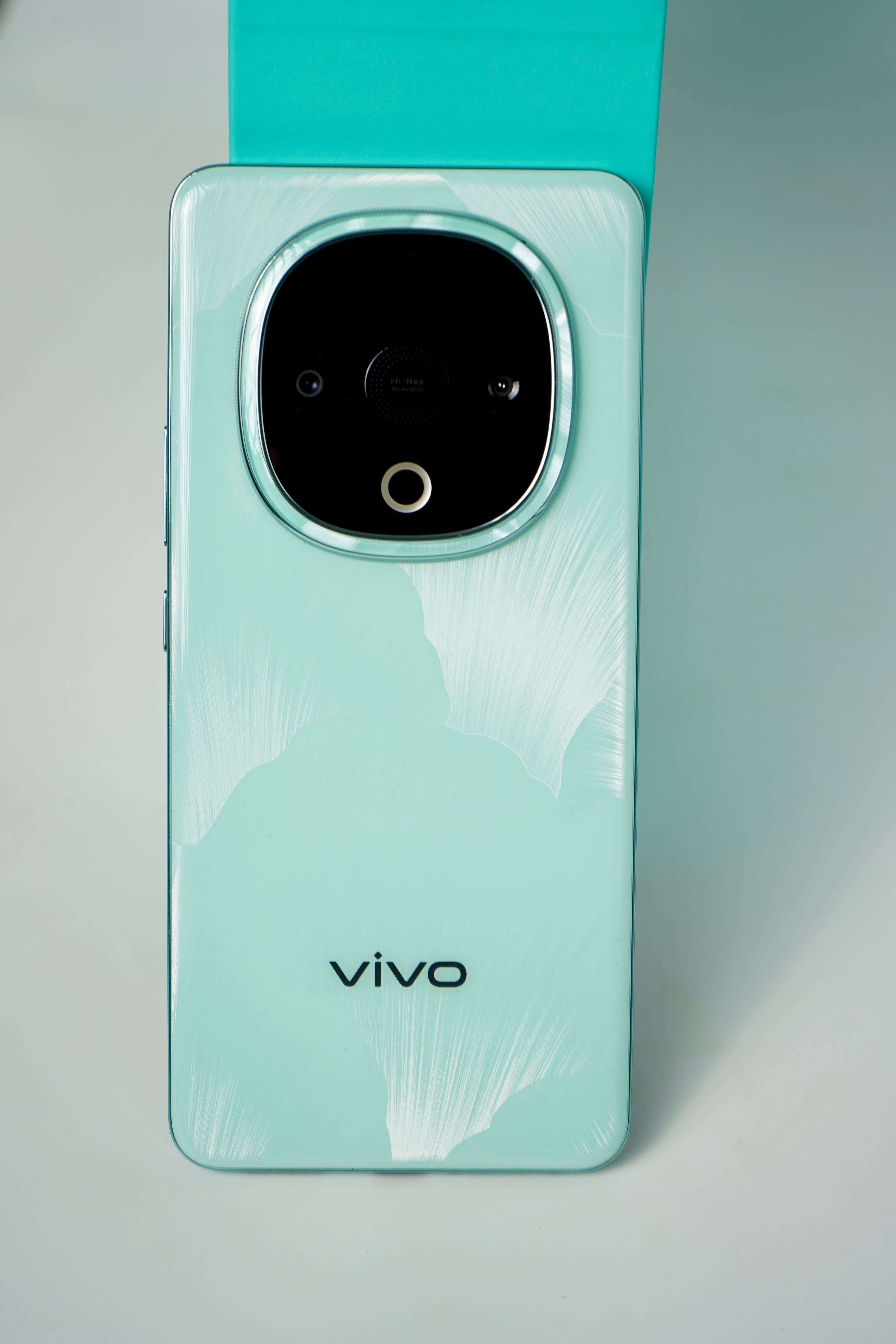 vivo Y300真机实拍，有点缝合怪的感觉了，有S系列东方美学的时尚设计，也有