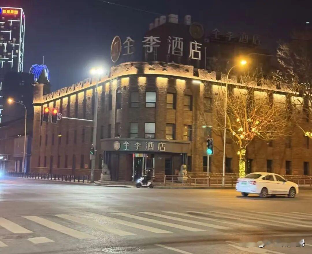 全季改全李是加盟商的错还是连锁酒店的错？

大连一家加盟“全季酒店”到期后改名叫