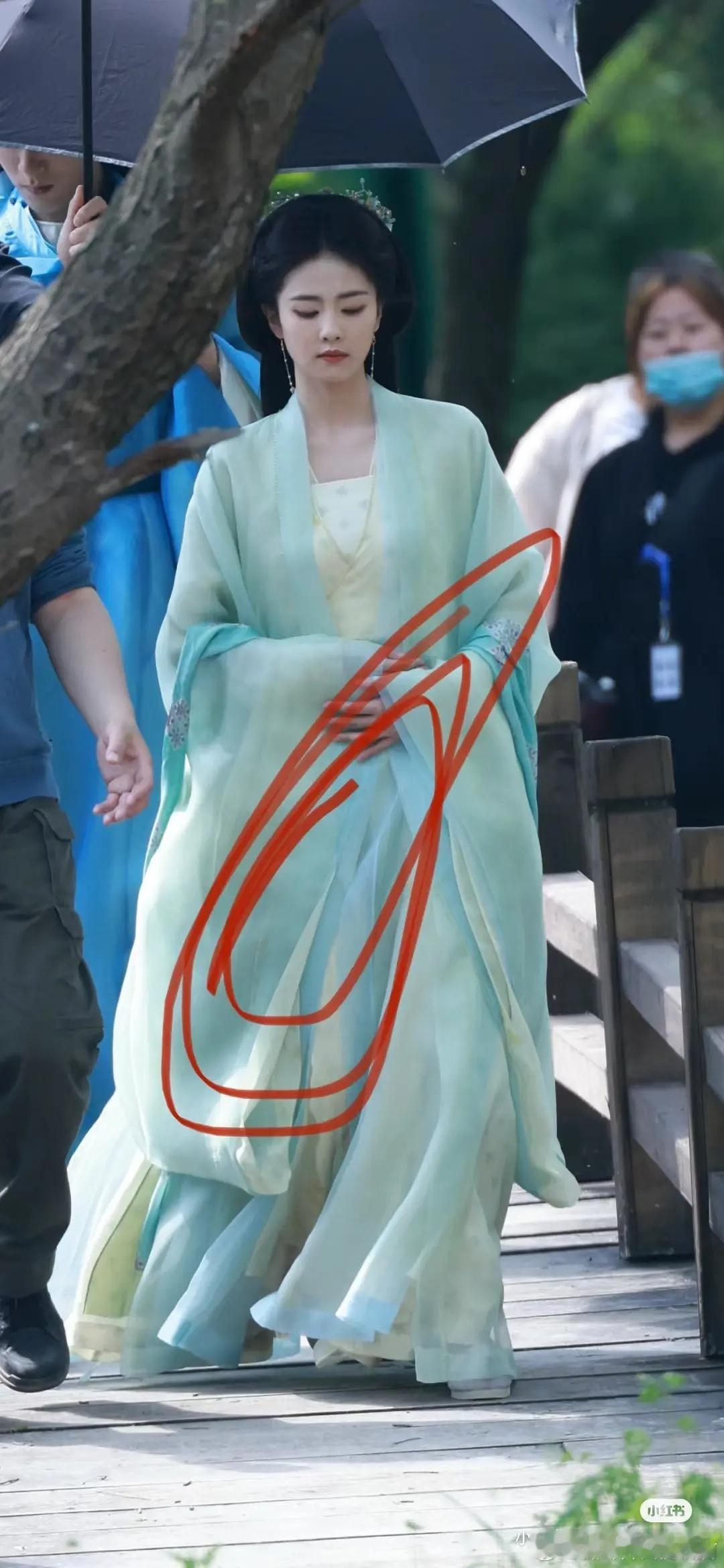 我觉得白鹿衡门有狐这套很适合她诶，素一点端正这种，比小精灵风适合她，只是头发太死