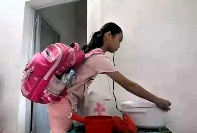 上海一个13岁小姑娘，叫小花，爸妈离婚后跟着爸爸和爷爷过。结果没几年，爸爸和爷爷