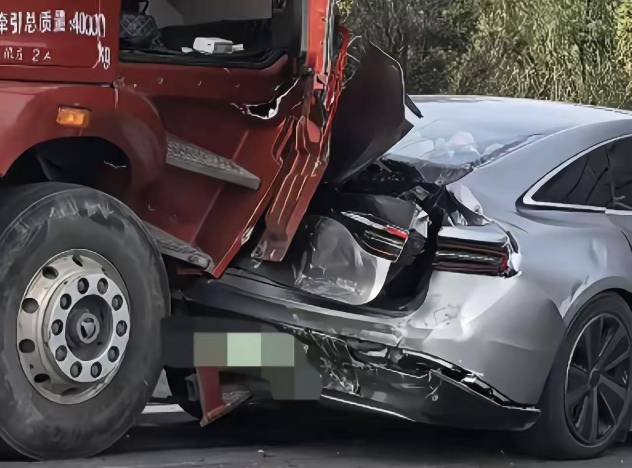 智界R7硬扛前后大货车，被两辆大货车夹击在中间，主要是被后车追尾撞击，一来硬生生