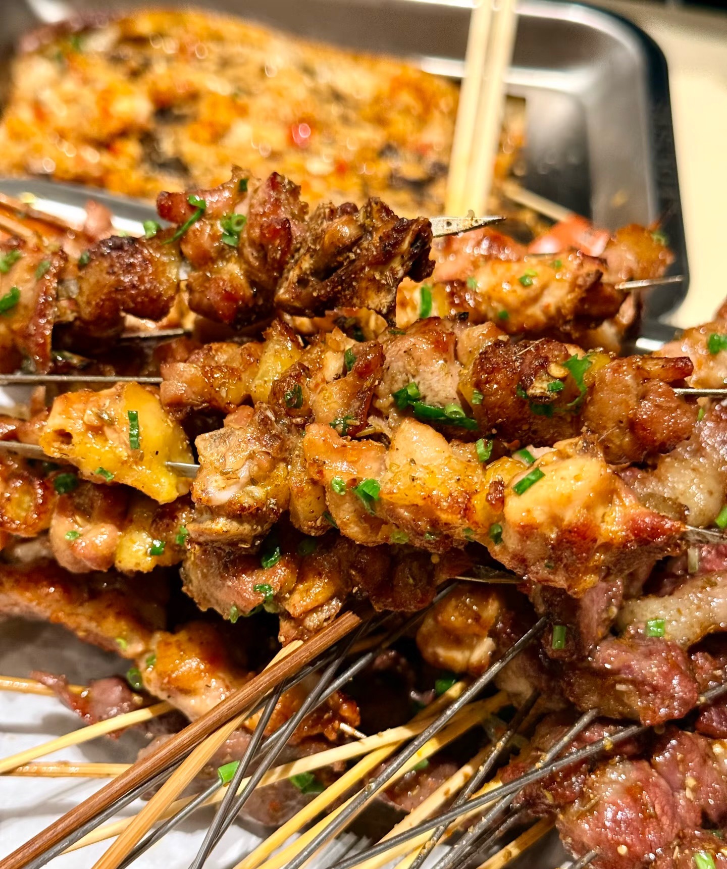 今天晚上的烧烤完全由大A公子买单，明天不要给我收回去就行，因为已经花掉了