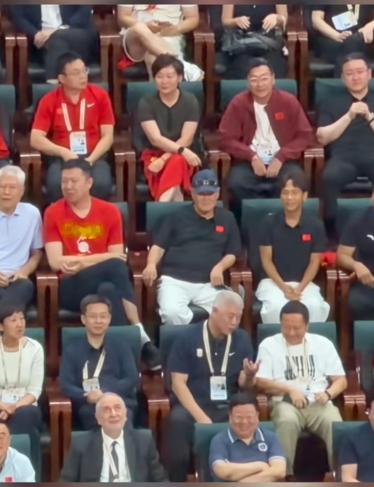 中日篮球赛沈阳球场，现场观赛的名人还不少，全场一片中国红，氛围热烈，估计大家都会