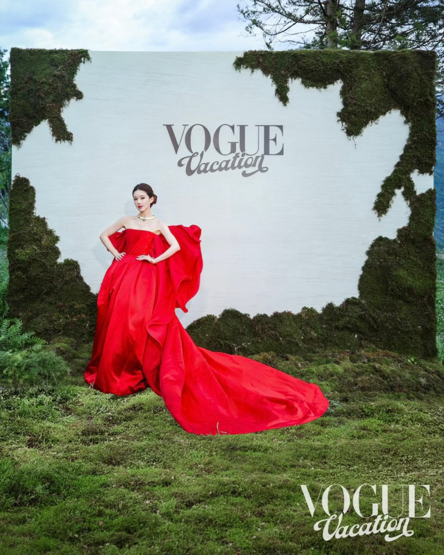 赵露思亮相VOGUE山谷假日身穿Stéphane Rolland 2022秋冬高