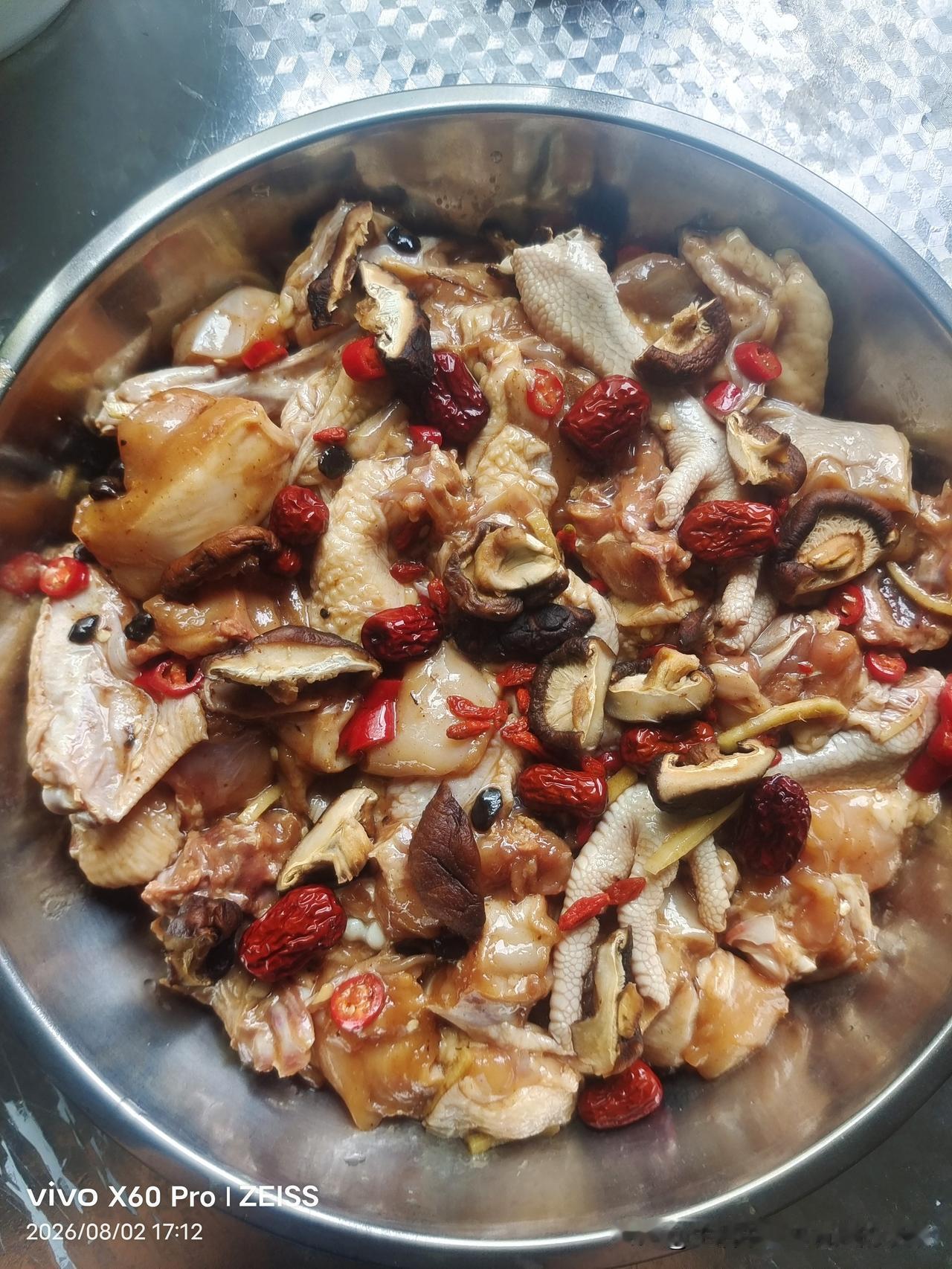 家里有个贪吃的男人，只要有时间就想着做各种吃的！这样下去存钱是不可能的，只能存肉