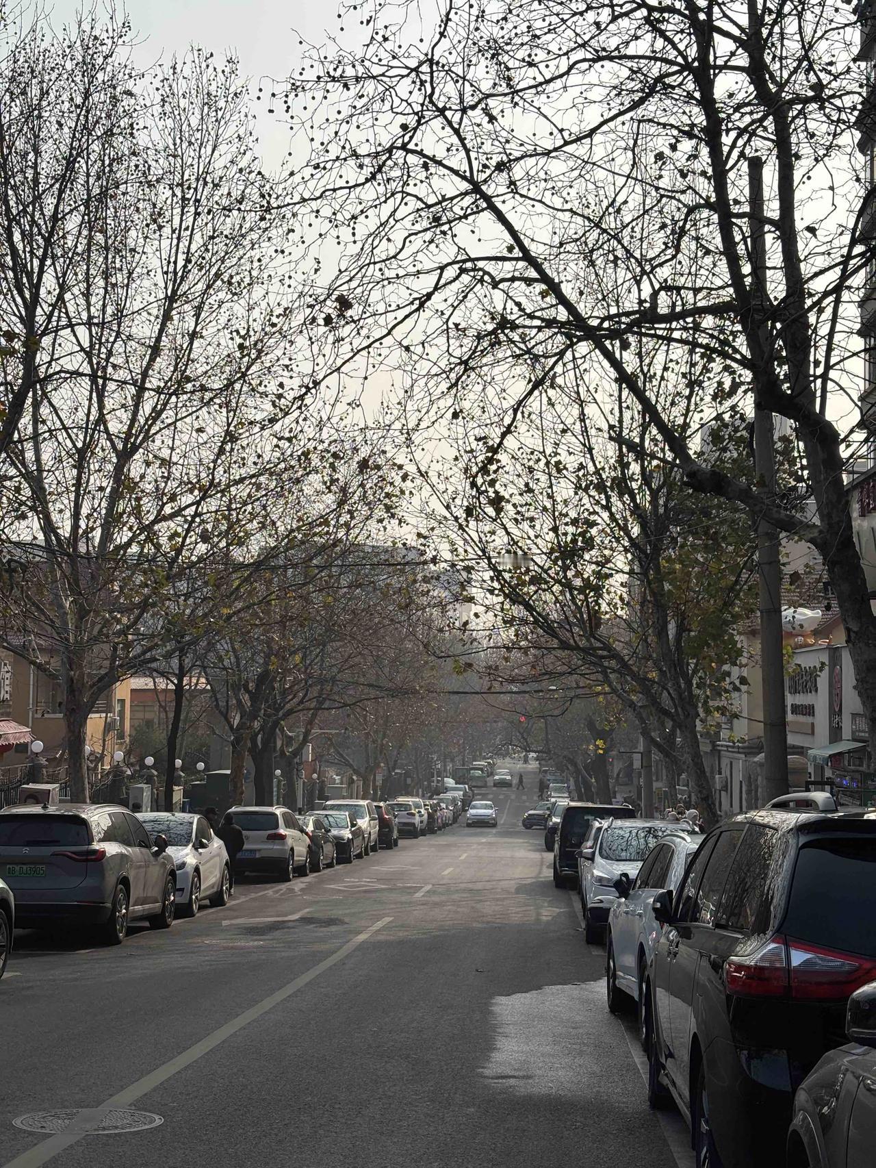 当外卖员的保温箱贴着钢琴琴谱

深夜电梯里，外卖小哥的保温箱上贴着一张皱巴巴的琴