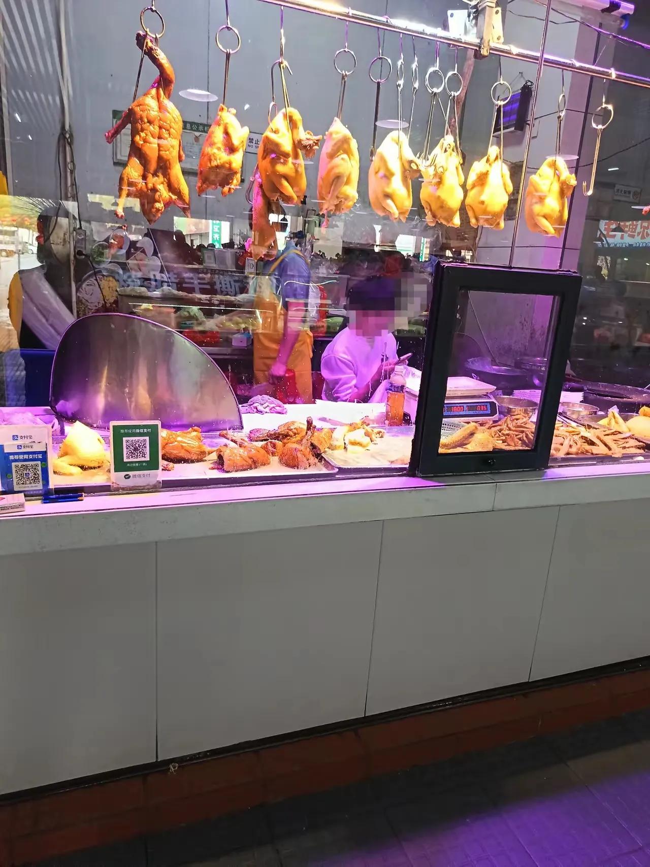 读了重本，最后回家砍烧腊，读书真的没用了吗？
 
烧腊店老板的儿子，重点大学毕业