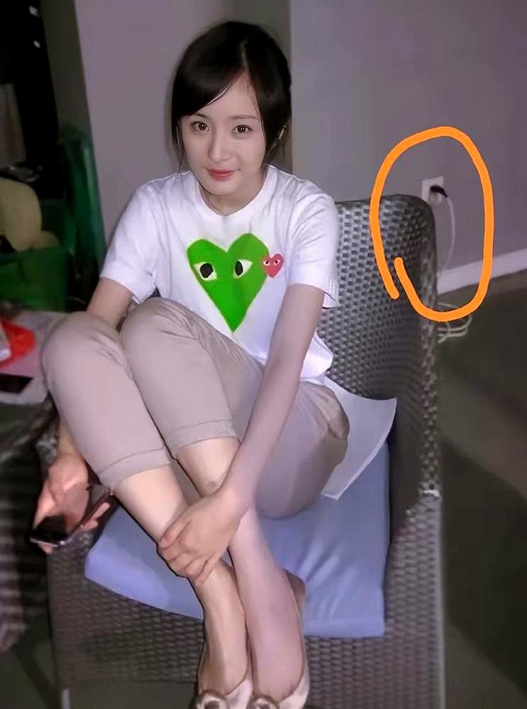 杨幂这回彻底坐稳了内娱执棋人的位子。
 

二十五岁凭《宫锁心玉》爆红后，她没在