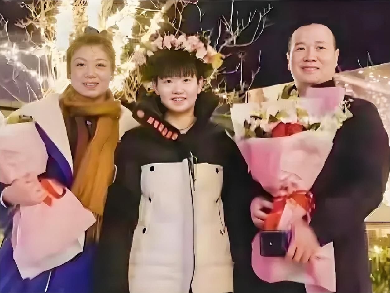 都说女儿像父亲，可孙颖莎却恰恰相反，她的外表五官几乎都遗传了母亲，生得圆润秀气，