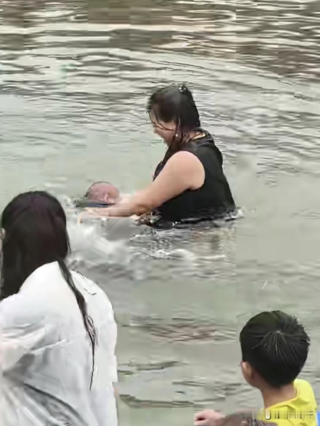 一大叔在野外游泳的地方调侃自家村里的人，被这个女的按在水里反复喝水，差不多一两分