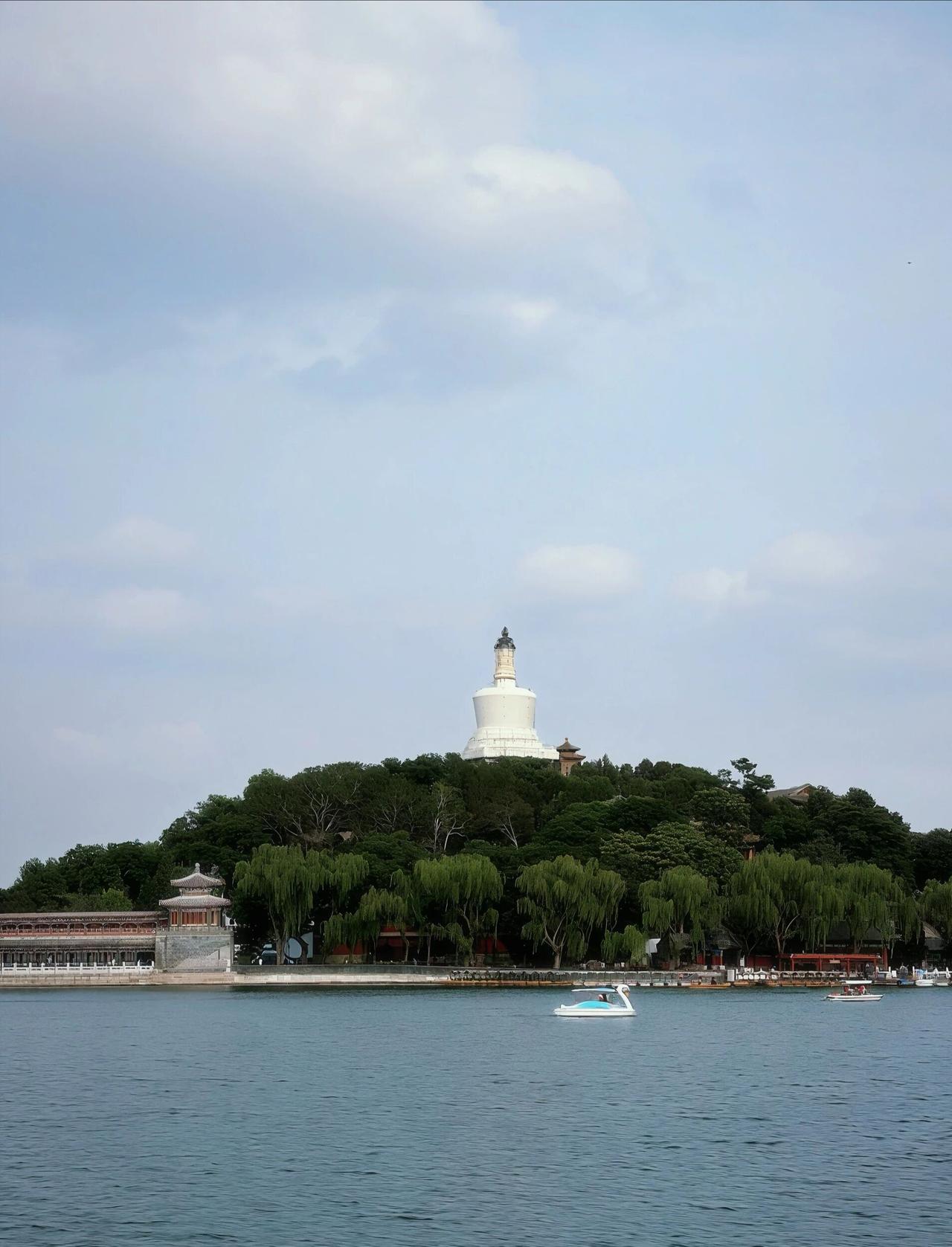 北京北海公园偶遇女明星偶遇电视剧里的纯妃娘娘
入戏了 差点给小姐姐问候请安了！