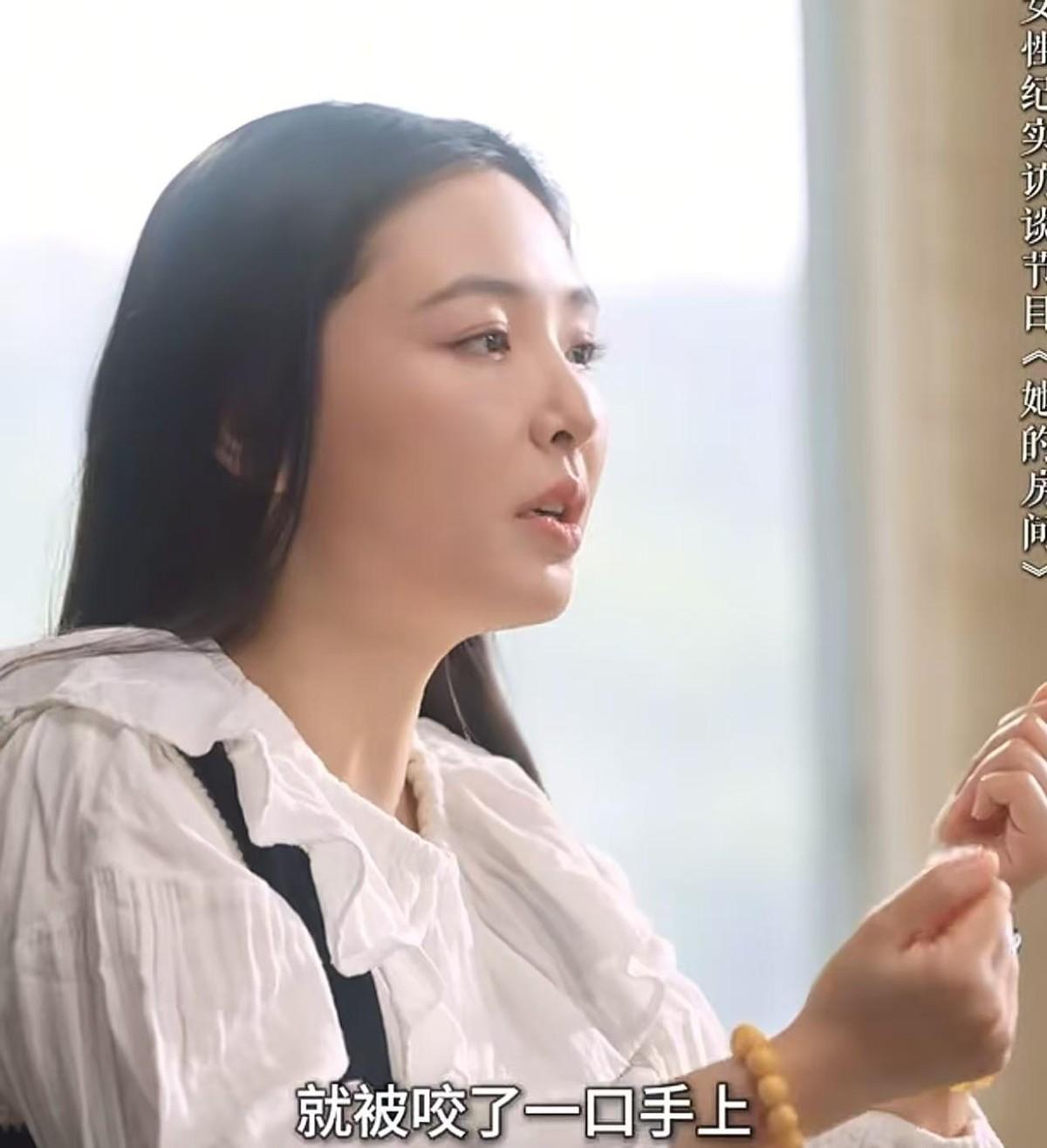 演员吴倩前段时间在优酷人文女性对话节目《她的房间》里说起自己小时候的一件事，短短